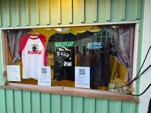 Merchlucka med t-shirts och QR-koder på Nestorfest.
