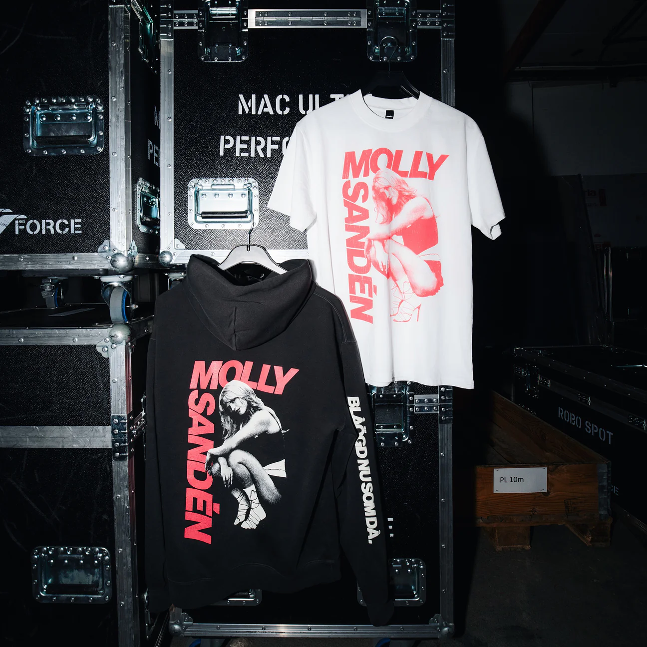 Molly Sandén - T-shirt (svart eller vit)